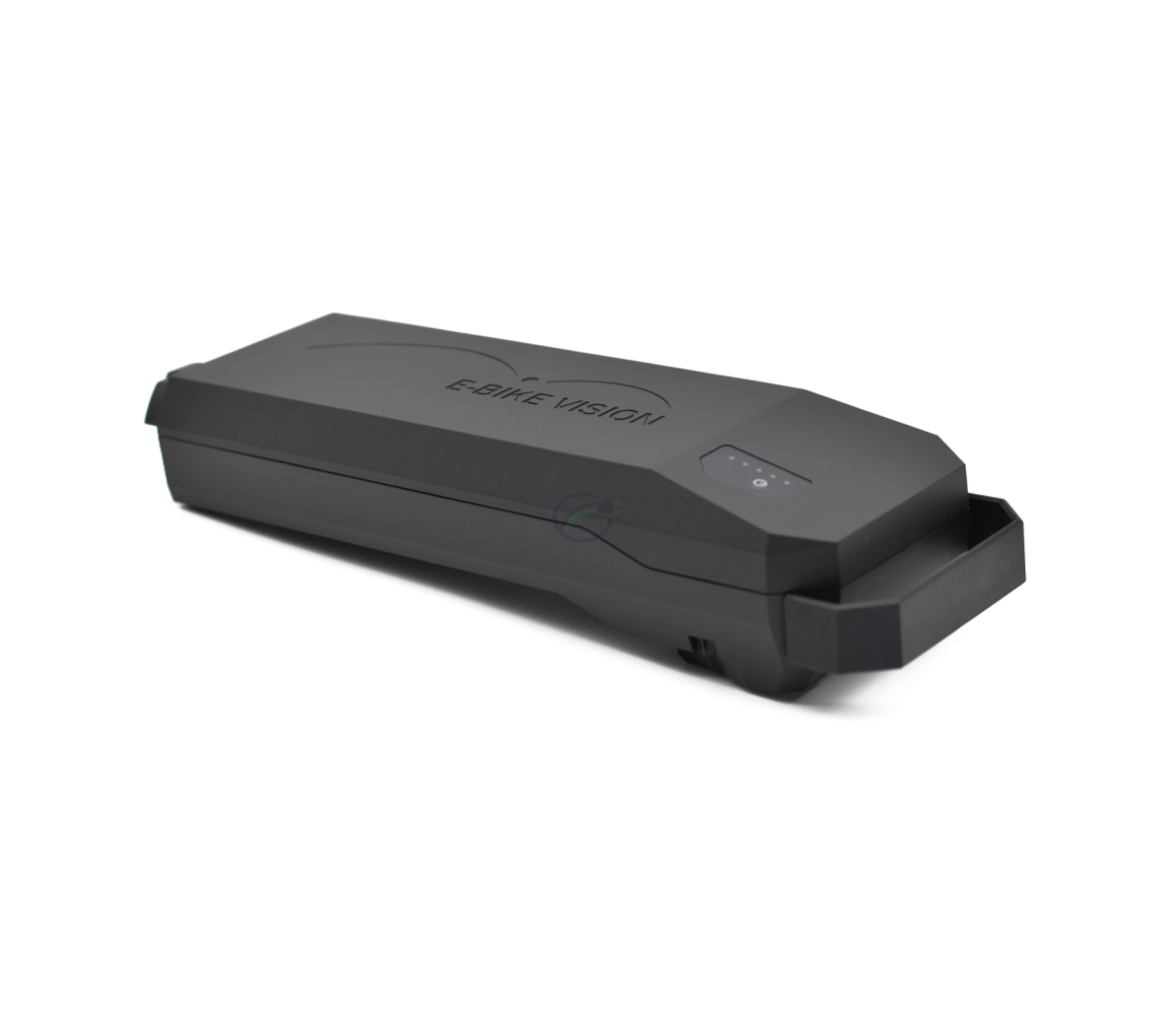 Vista a tre quarti dal retro della batteria per bici Bosch Powerpack 360 Performance/Active portapacchi E-Bike Vision. La maniglia e l'indicatore della batteria sono visibili.