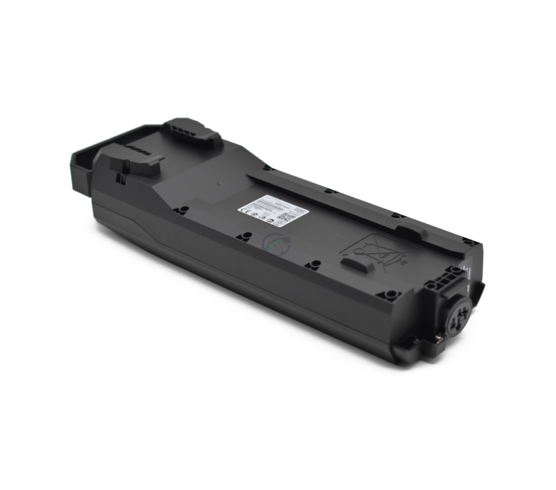 Vista a tre quarti della parte inferiore della batteria per bici Bosch Powerpack 360 Performance/Active portapacchi E-Bike Vision. L'etichetta nella parte inferiore della batteria è visibile.