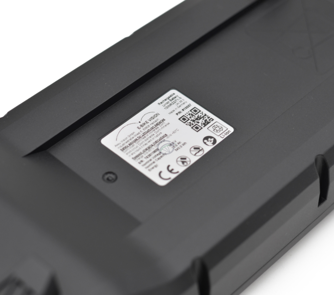 Foto in primo piano dell'etichetta nella parte inferiore della batteria per bici Bosch Powerpack 540 Performance/Active portapacchi E-Bike Vision.