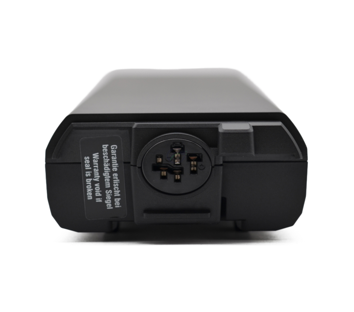 Primo piano del collegamento alla bici della batteria per bici Bosch Powerpack 540 Performance/Active portapacchi E-Bike Vision.