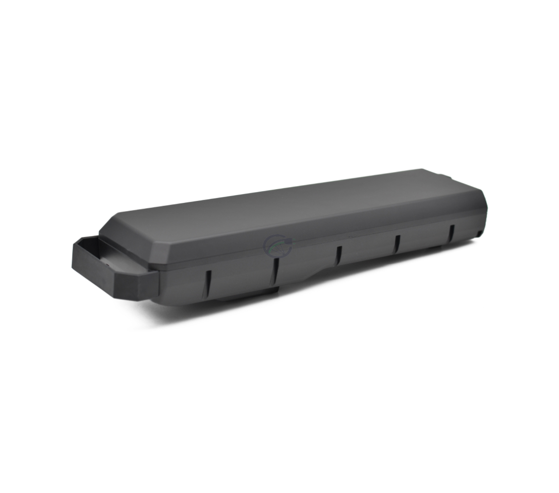 Vista a tre quarti della batteria per bici Bosch Powerpack 700 Performance/Active portapacchi E-Bike Vision, presa dalla parte posteriore della batteria. Il retro e il lato della batteria sono chiaramente visibili, così come la maniglia della batteria.