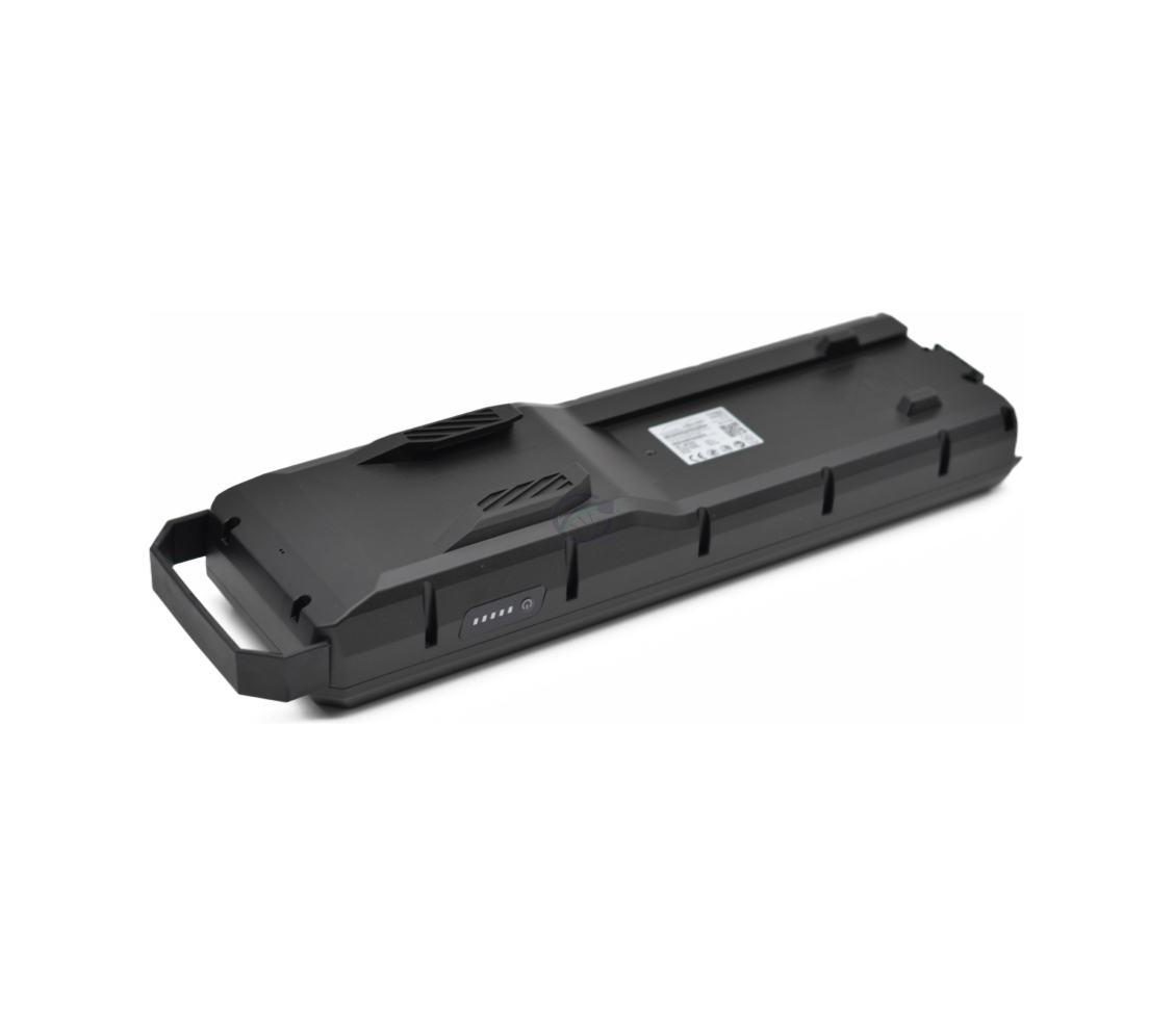 Vista inferiore della batteria per bici Bosch Powerpack 700 Performance/Active portapacchi E-Bike Vision, presa da un angolo obliquo che mostra chiaramente la batteria.