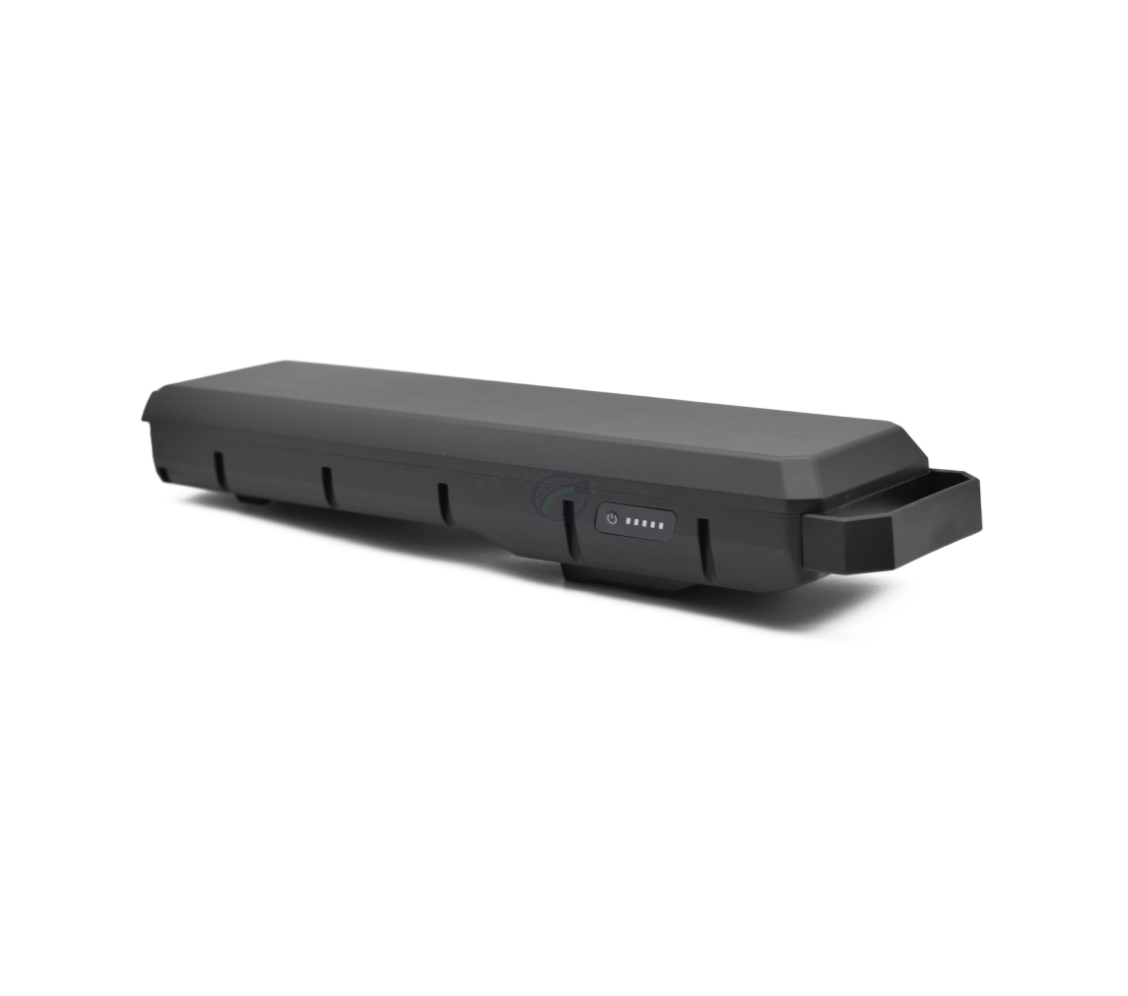 Foto chiara della batteria per bici Bosch Powerpack 700 Performance/Active portapacchi E-Bike Vision. L'intera batteria è chiaramente visibile e la foto è scattata da un angolo di tre quarti.