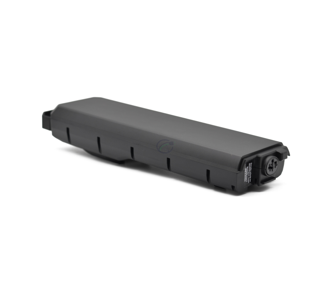 Vista a tre quarti della batteria per bici Bosch Powerpack 700 Performance/Active portapacchi E-Bike Vision, presa dalla parte anteriore. Il collegamento alla bici e il lato della batteria sono chiaramente visibili.