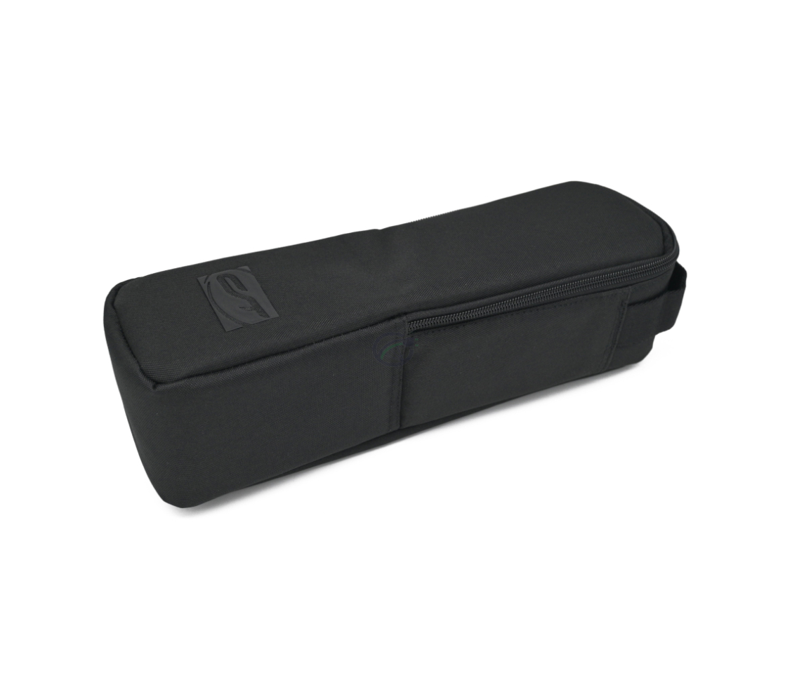 Vista a tre quarti della custodia batteria Contec per batterie da telaio in posizione sdraiata, presa dal basso.