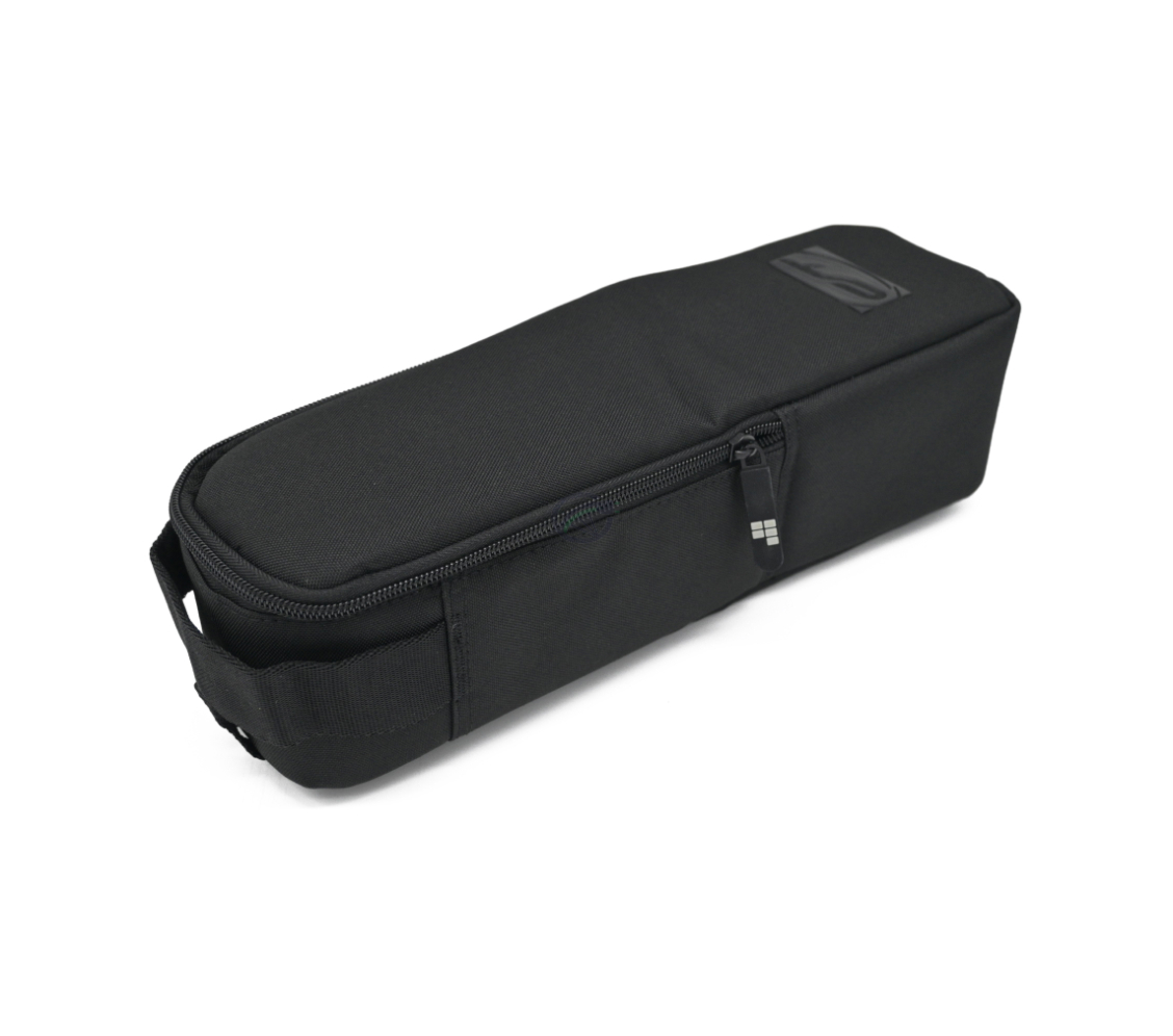 Vista a tre quarti della custodia batteria Contec per batterie da telaio in posizione sdraiata, presa dall'alto.