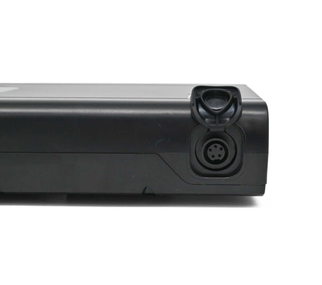 Foto laterale della batteria EYXON Sparta/Batavus B400 36V 12.8Ah Compatible. La porta di ricarica a cinque poli è chiaramente visibile.
