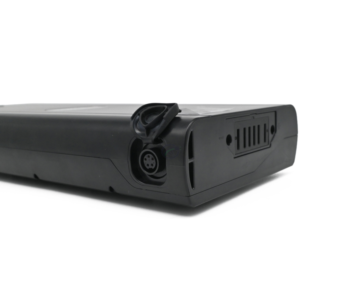 Foto da un angolo obliquo della batteria EYXON Sparta/Batavus B400 36V 12.8Ah Compatible. La porta di ricarica e il collegamento alla bici sono visibili.
