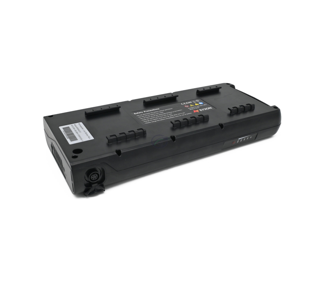 Vista tre quarti della batteria EYXON Sparta/Batavus B400 36V 12.8Ah Compatible. La batteria è capovolta.
