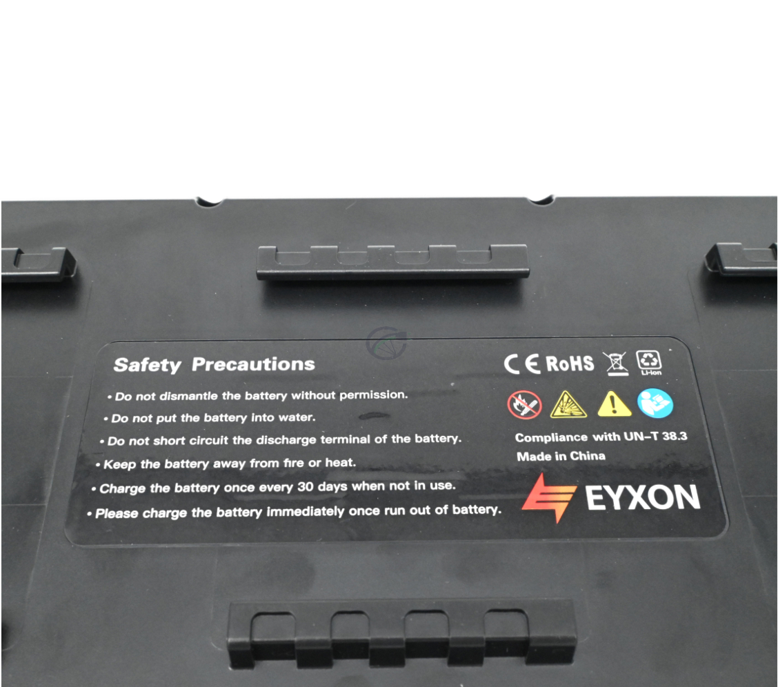 Primo piano dell'etichetta sotto la batteria EYXON Sparta/Batavus B400 36V 12.8Ah Compatible.
