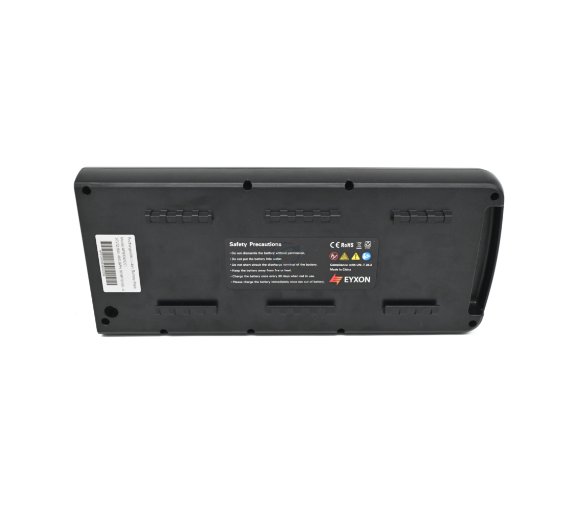 Vista obliqua dal basso della batteria EYXON Sparta/Batavus B400 36V 12.8Ah Compatible.
