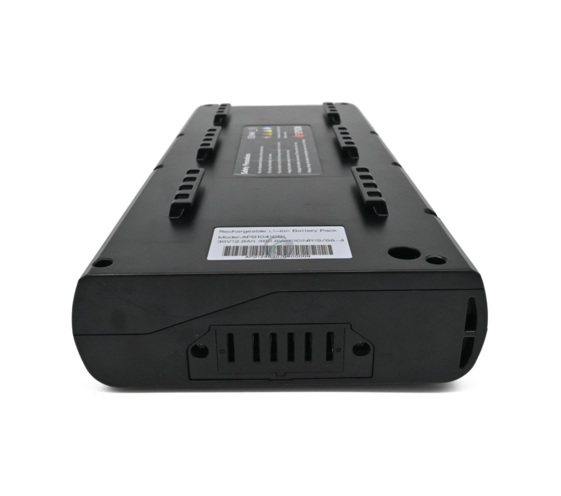 Vista frontale della batteria EYXON Sparta/Batavus B400 36V 12.8Ah Compatible. Il collegamento alla bici è visibile. La batteria è capovolta.

