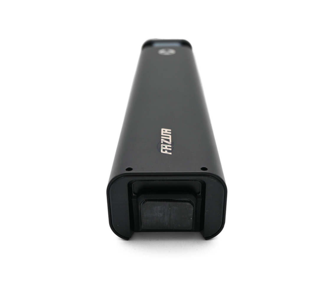 Vista frontale della batteria per bici Fazua Energy 430. Il collegamento della batteria alla bici è visibile.