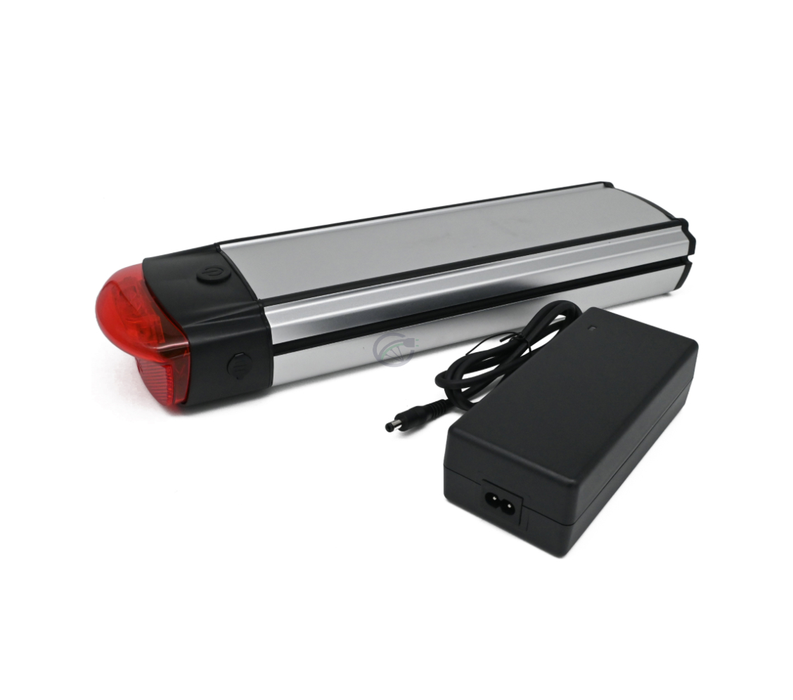La batteria compatibile Gazelle Innergy Gold da 36V e 13Ah, inclusa di caricabatterie gratuito. Questo caricabatterie è visibile anche nella foto.