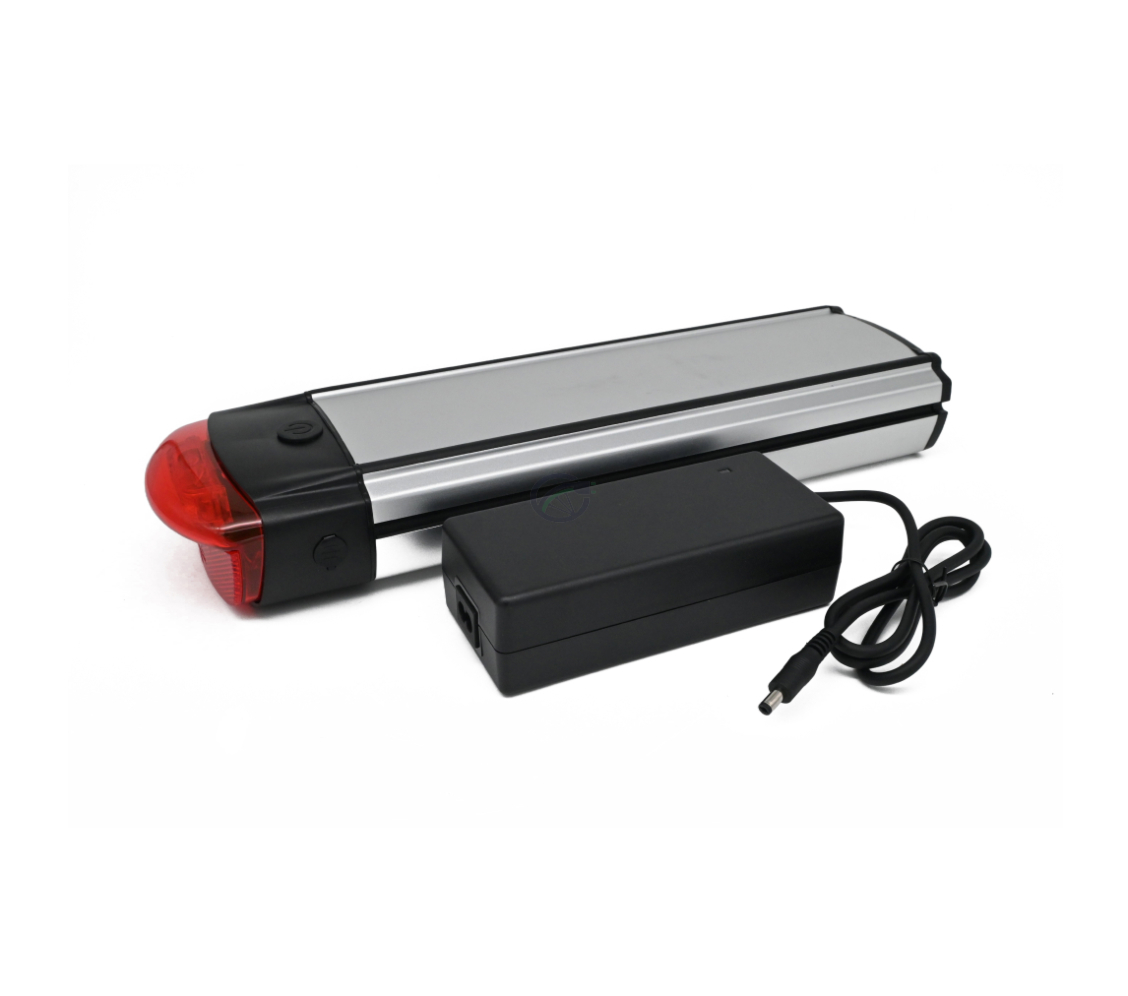 In questa immagine è visibile una batteria per bicicletta compatibile Gazelle Innergy Gold 36V 13Ah. Inoltre, è raffigurato il caricabatterie corrispondente, poiché si tratta di un pacchetto in cui le persone ricevono un caricabatterie con la batteria del