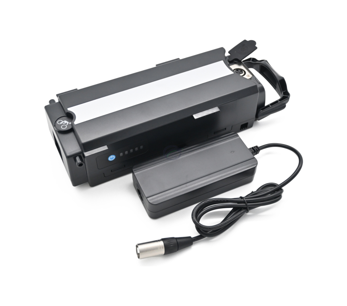 Vista a tre quarti della batteria per bicicletta Giant Twist Compatible 13Ah dall'alto. Il caricabatterie è accanto alla batteria.