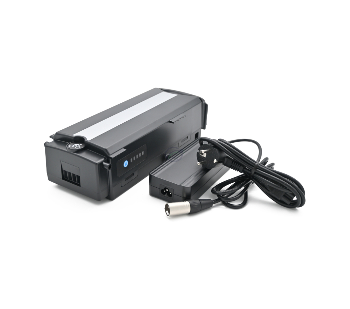 Vista a tre quarti della batteria per bicicletta Giant Twist Compatible 13Ah con caricabatterie dalla parte anteriore.