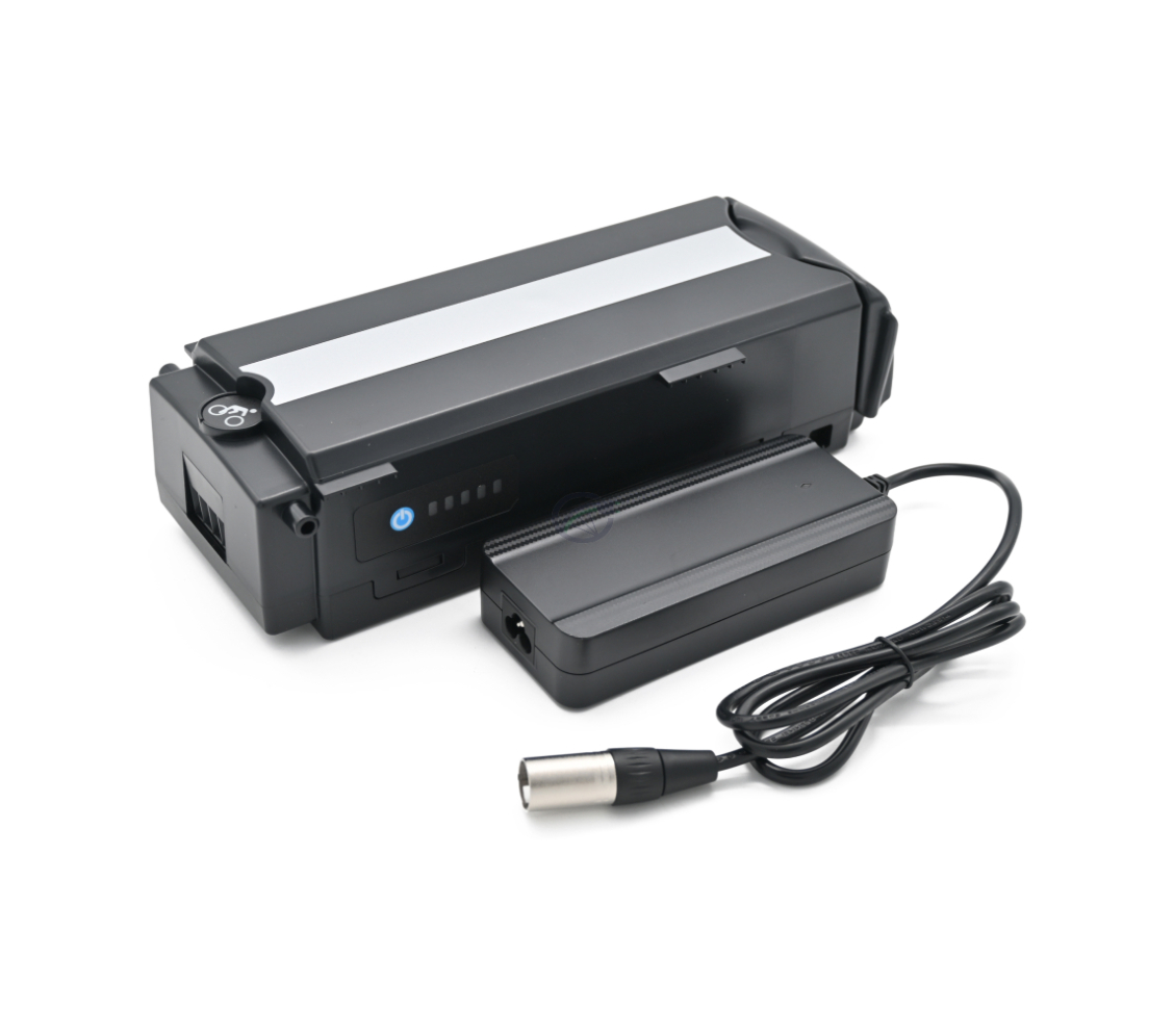 Vista a tre quarti della batteria per bicicletta Giant Twist Compatible 13Ah con caricabatterie.