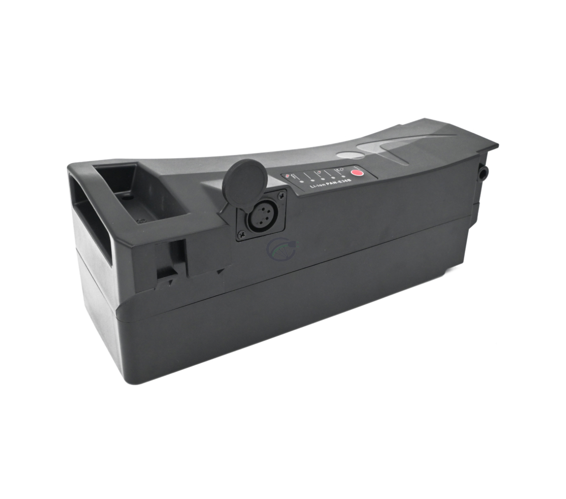 Vista a tre quarti della batteria compatibile Impulse 36V 14.5Ah prodotta da EYXON. L'immagine è scattata da un angolo obliquo mostrando il lato e il top. Il coperchio del connettore è aperto.