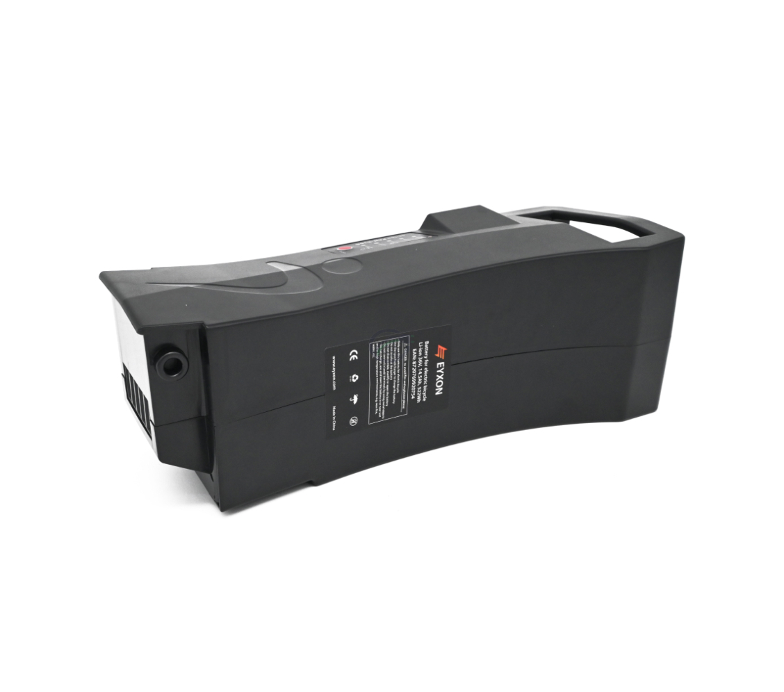 Batteria compatibile Impulse 36V 14.5Ah prodotta da EYXON vista da un angolo obliquo. Principalmente il lato con l'etichetta è chiaramente visibile.
