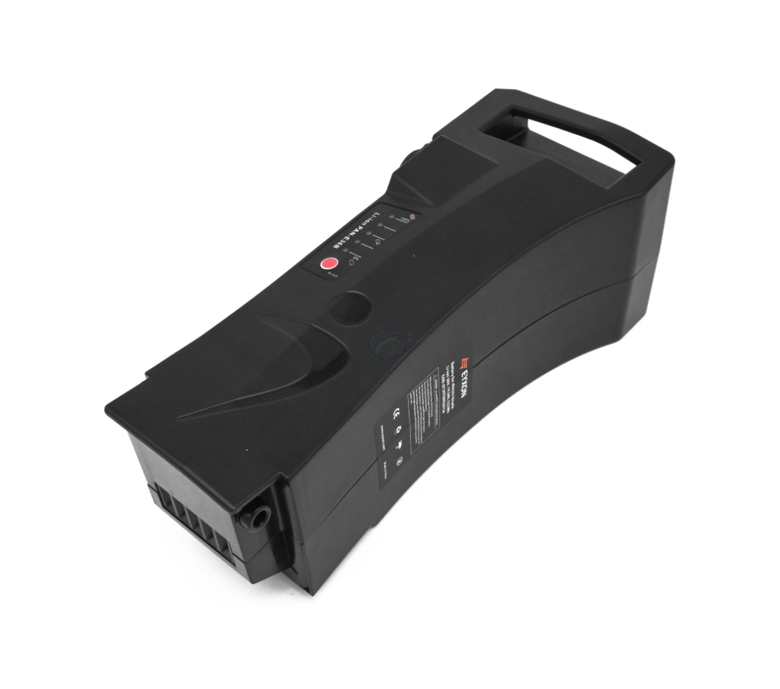 La batteria compatibile Impulse 36V 14.5Ah prodotta da EYXON vista dall'alto da un angolo obliquo. Il lato con l'etichetta e la parte superiore della batteria sono visibili.