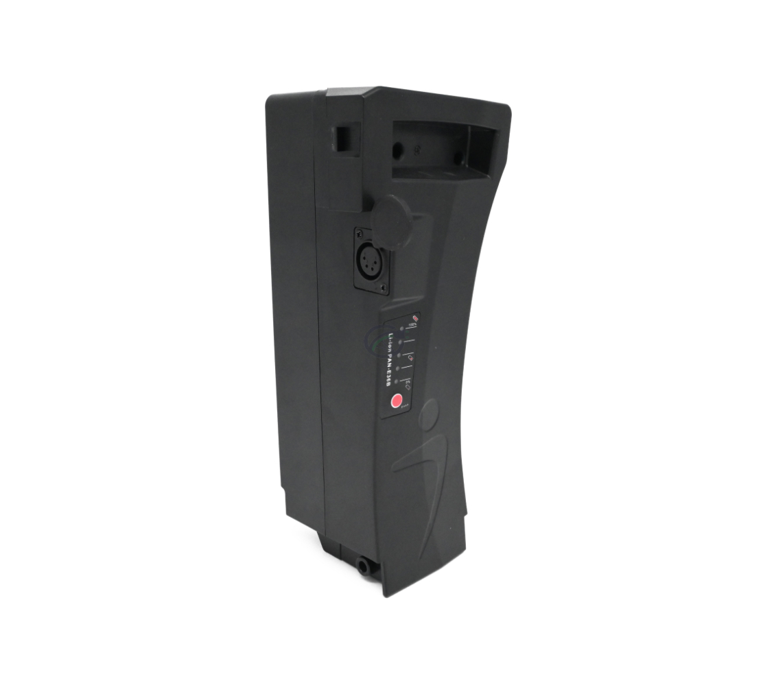 La batteria compatibile Impulse 36V 14.5Ah prodotta da EYXON in piedi, la parte superiore e il lato con il connettore di ricarica sono visibili. Il coperchio del connettore di ricarica è aperto.