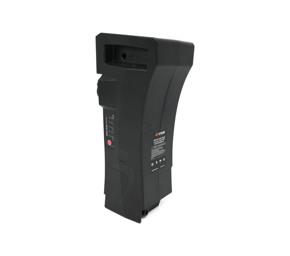 La batteria compatibile Impulse 36V 14.5Ah prodotta da EYXON in piedi. Il lato con l'etichetta e la parte superiore della batteria sono visibili.
