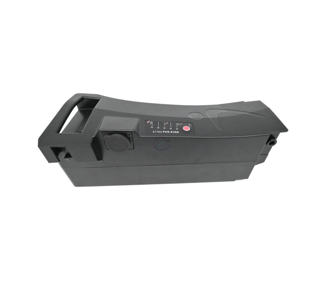 La batteria compatibile Impulse 36V 14.5Ah prodotta da EYXON vista da un angolo obliquo, mostrando chiaramente il lato e la parte superiore della batteria, inclusa l'indicatore di batteria sulla parte superiore. La porta di ricarica è chiusa.
