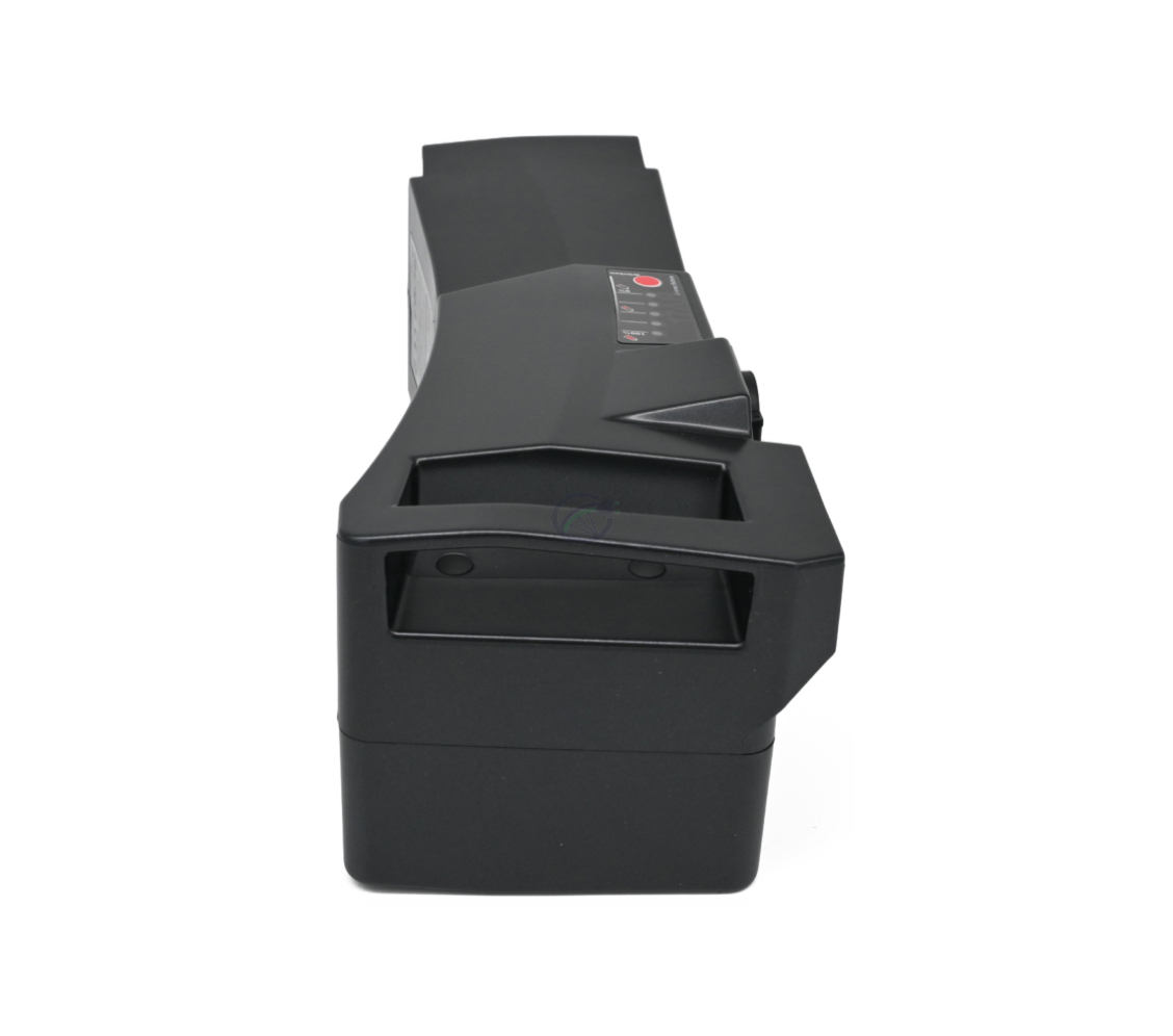 Vista posteriore della batteria Kalkhoff Impulse 36V 17Ah. La maniglia e la parte superiore della batteria sono chiaramente visibili.