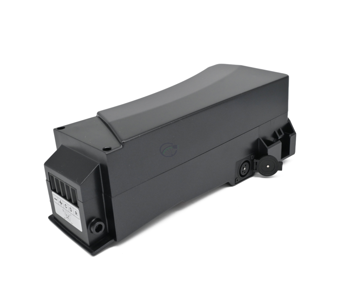 Vista a tre quarti della batteria Kalkhoff Impulse 36V 17Ah, la connessione di ricarica e la connessione per la bicicletta sono chiaramente visibili.