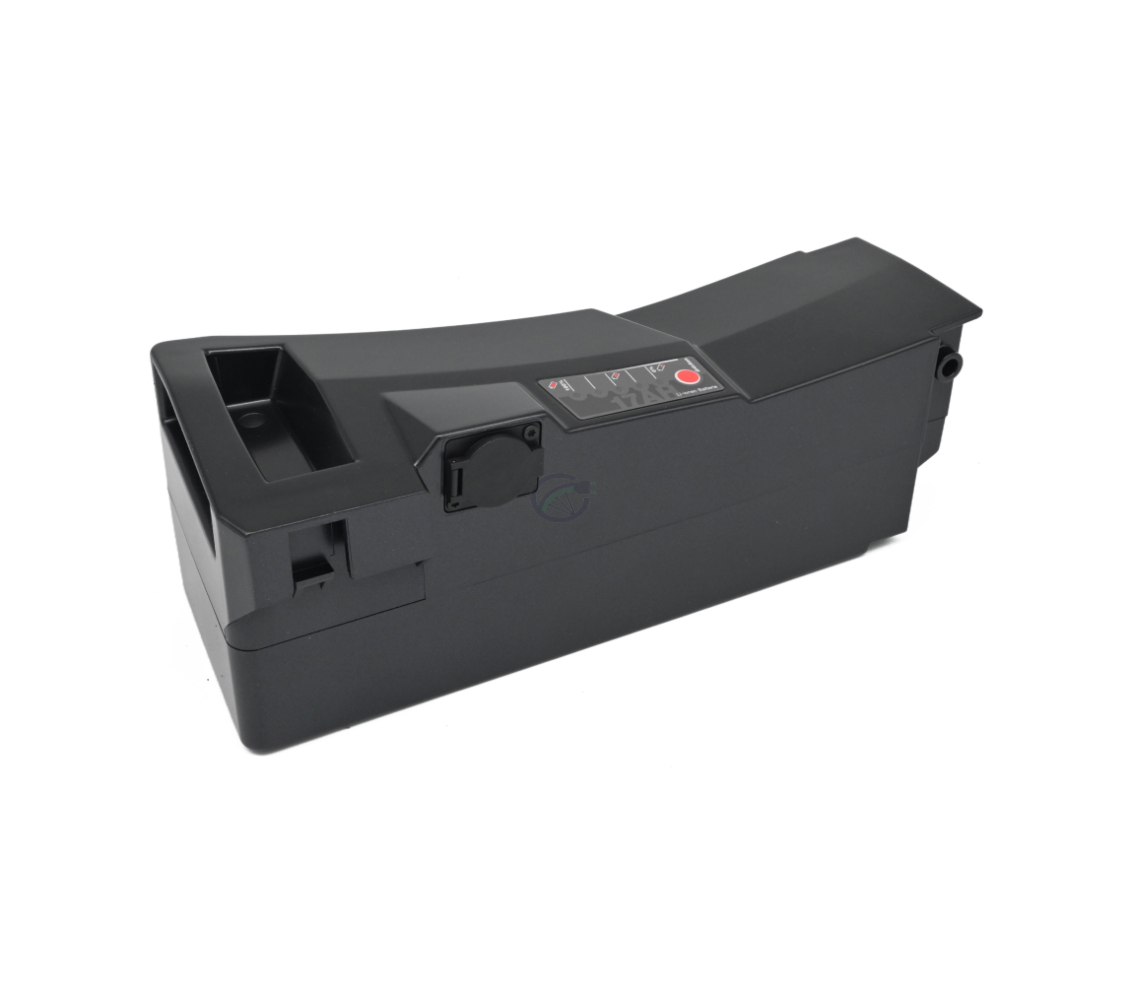In questa immagine si può vedere la batteria Kalkhoff Impulse 36V 15Ah. È una vista a tre quarti dal lato sinistro, l'intera batteria è chiaramente visibile.
