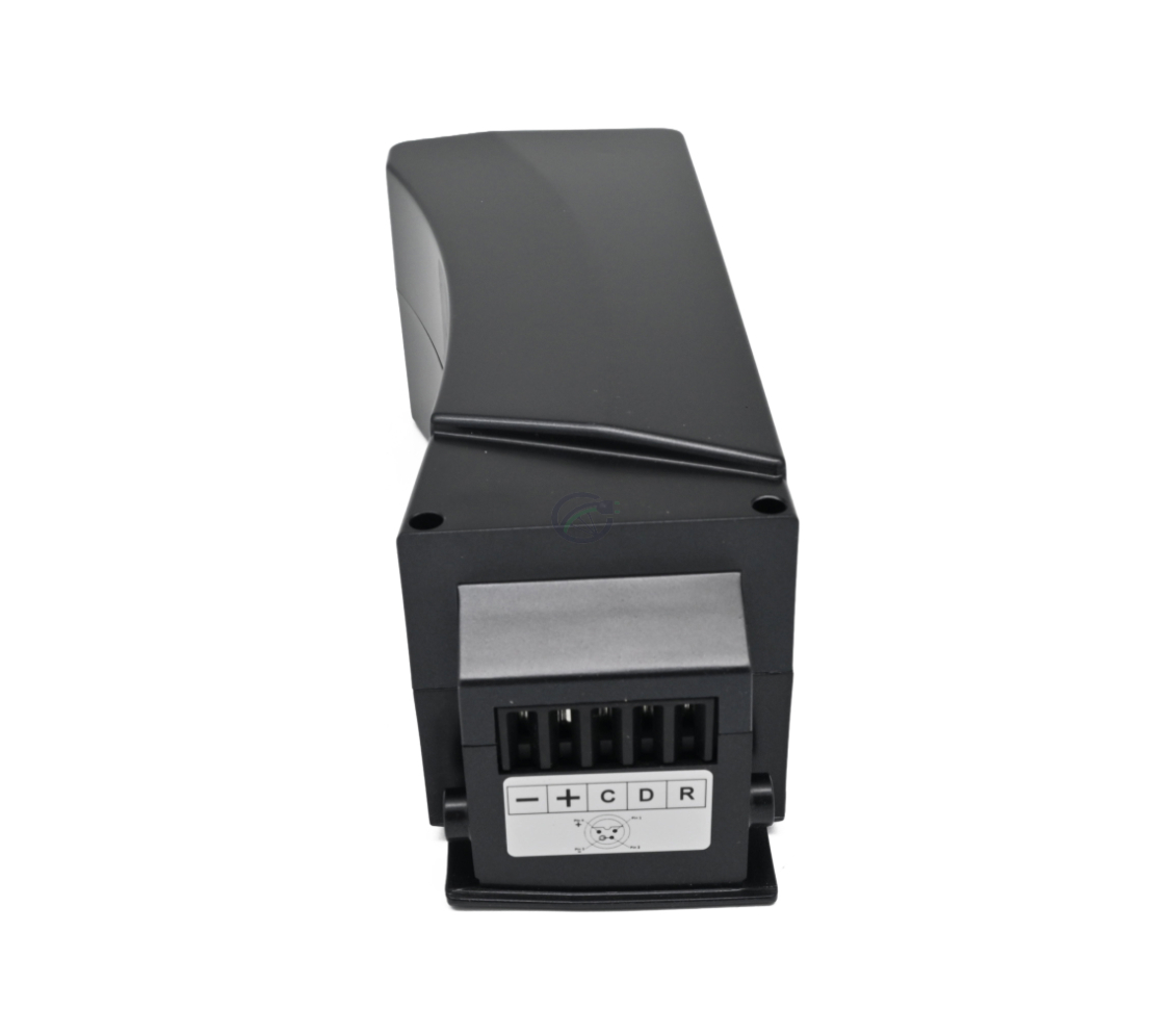 Vista frontale della batteria Kalkhoff Impulse 36V 17Ah. La connessione con cui la batteria è collegata alla bicicletta è chiaramente visibile.