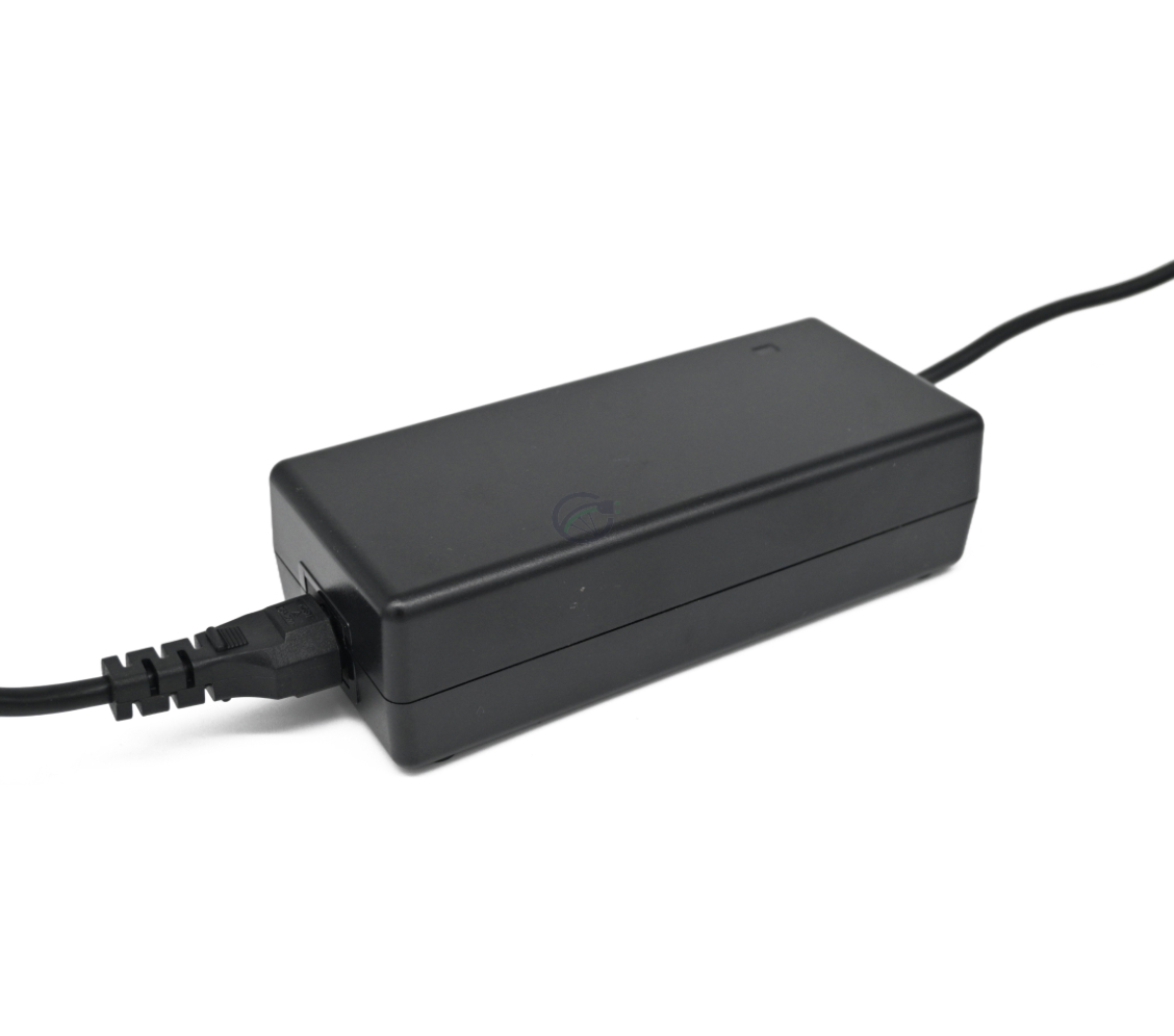 Vista a tre quarti del caricatore Phylion 42V 2A a 2 poli senza connessione.