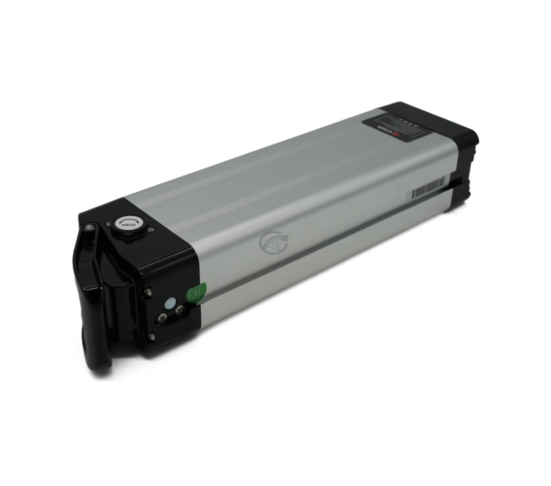 Vista a tre quarti della Phylion XH370-12J Silverfish 37V 12Ah Compatible sdraiata, presa da vicino, con la batteria ben visibile.