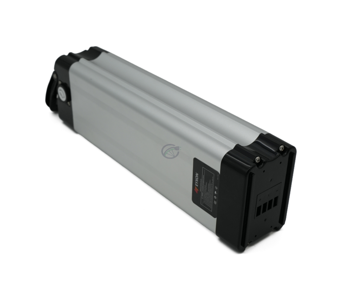 Vista a tre quarti della Phylion XH370-12J Silverfish 37V 12Ah Compatible, con il collegamento alla bici visibile, presa dall'alto.