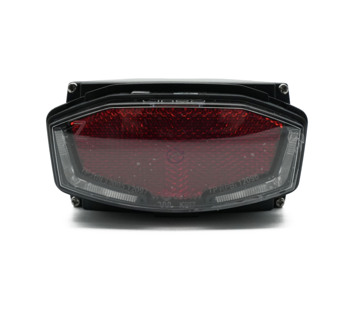 Foto ravvicinata della luce posteriore della batteria per bicicletta Promovec Carrier 6.2XL 36V 15.6Ah.