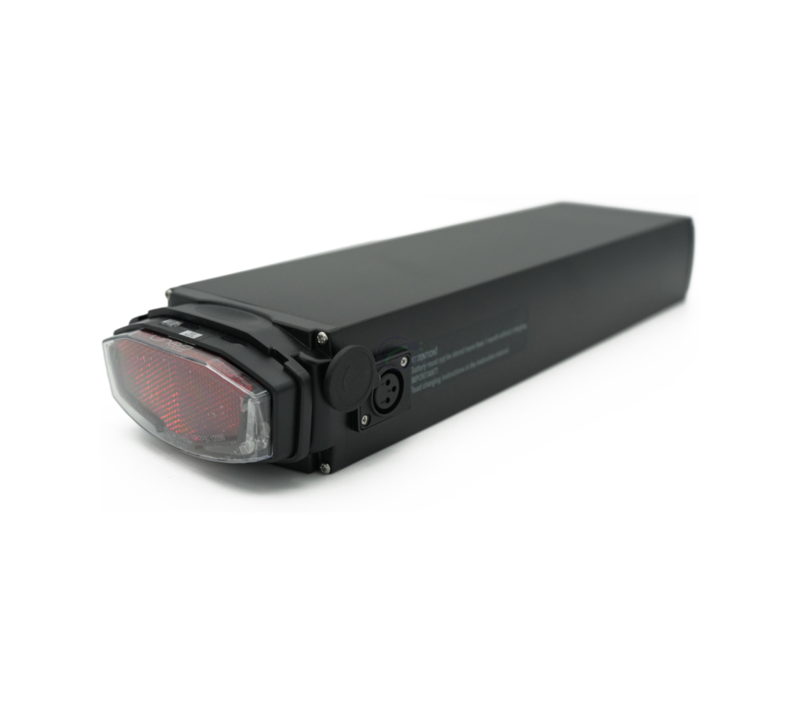 Vista a tre quarti della batteria per bicicletta Promovec Carrier 6.2XL 36V 15.6Ah. La luce posteriore della batteria e la porta di ricarica sono visibili.