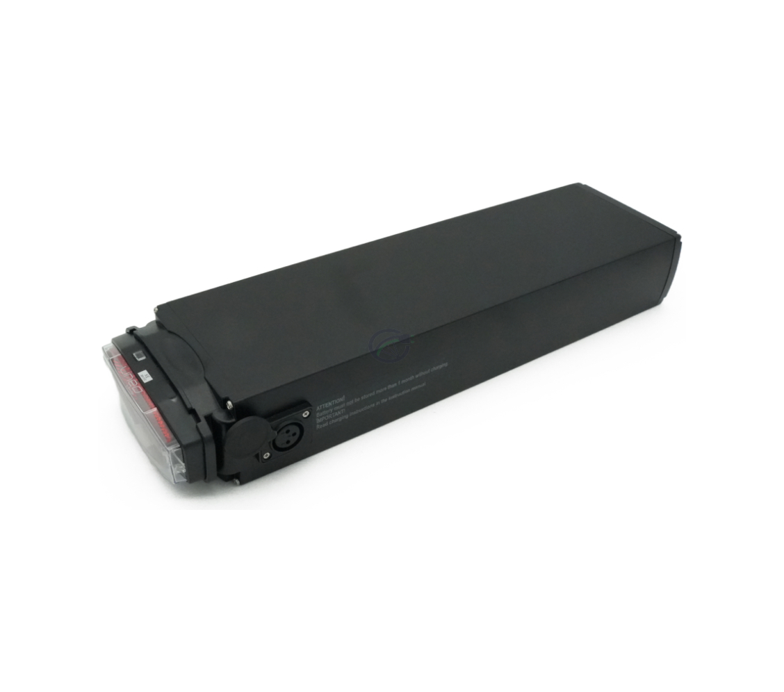 Vista a tre quarti presa da un'angolazione alta della batteria per bicicletta Promovec Carrier 6.2XL 36V 15.6Ah. La porta di ricarica sul lato della batteria è ben visibile.