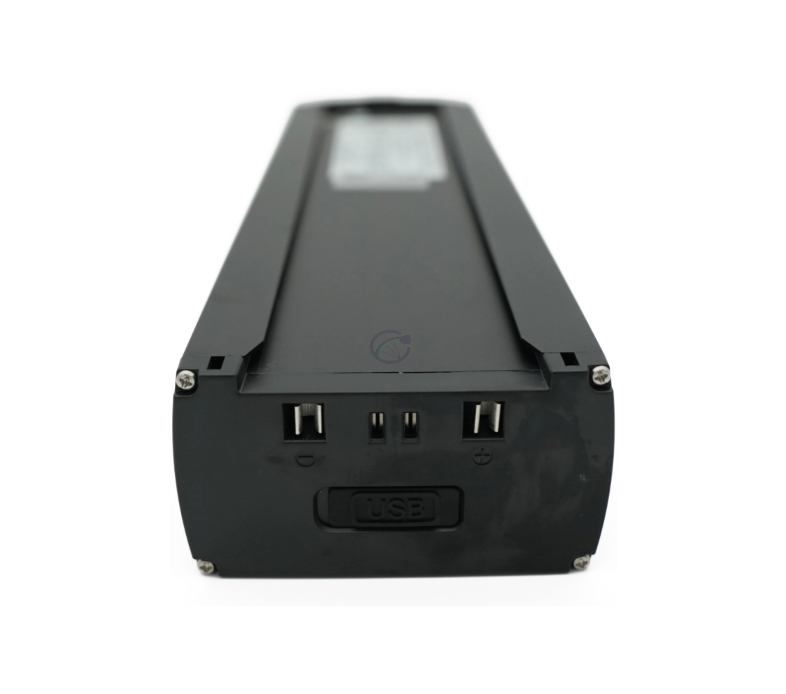 Vista frontale della batteria per bicicletta Promovec Carrier 6.2XL 36V 15.6Ah. Il collegamento alla bicicletta è chiaramente visibile.