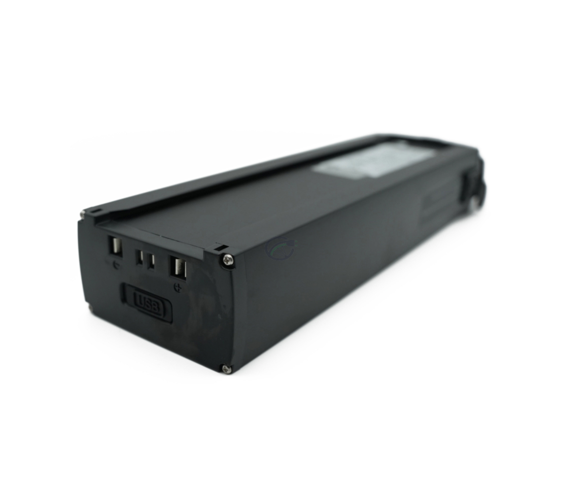 Vista a tre quarti della batteria per bicicletta Promovec Carrier 6.2XL 36V 15.6Ah capovolta. Il collegamento alla bicicletta della batteria è visibile.