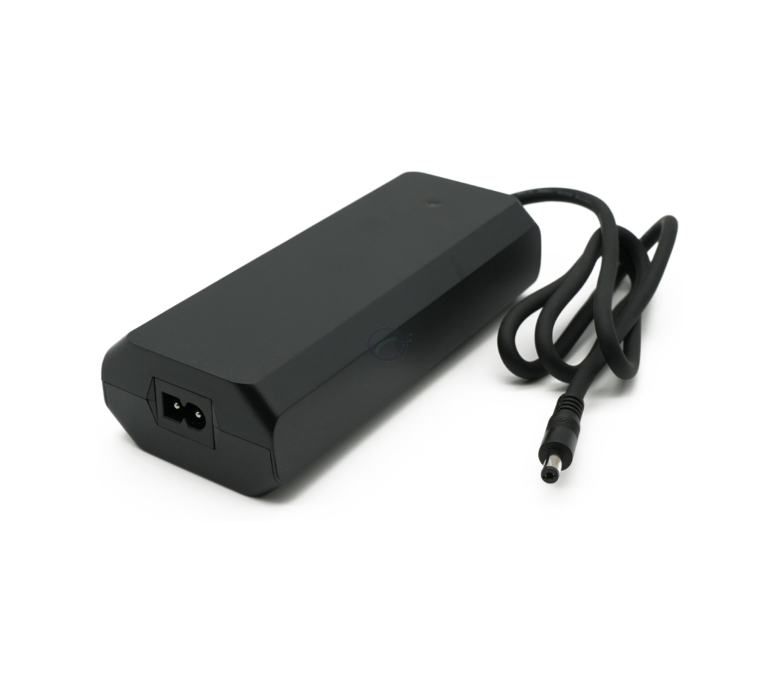 Vista a tre quarti del caricatore Rad Power Bikes 48V 2A.