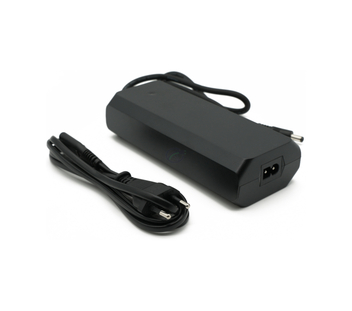 Vista a tre quarti del Rad Power Bikes, con il cavo di alimentazione ben visibile.