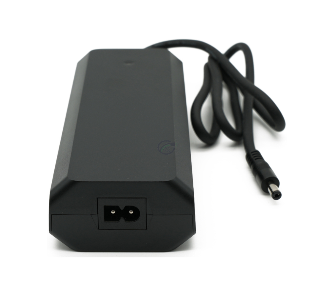 Vista frontale del caricatore Rad Power Bikes 48V 2A, con la presa di alimentazione e il cavo ben visibili.