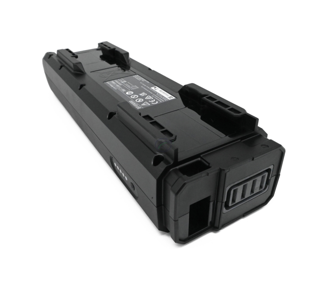 Vista a tre quarti della batteria per bicicletta Shimano Steps BT-E6000 capovolta. Il collegamento alla bicicletta e l'etichetta sulla parte inferiore della batteria sono leggibili.