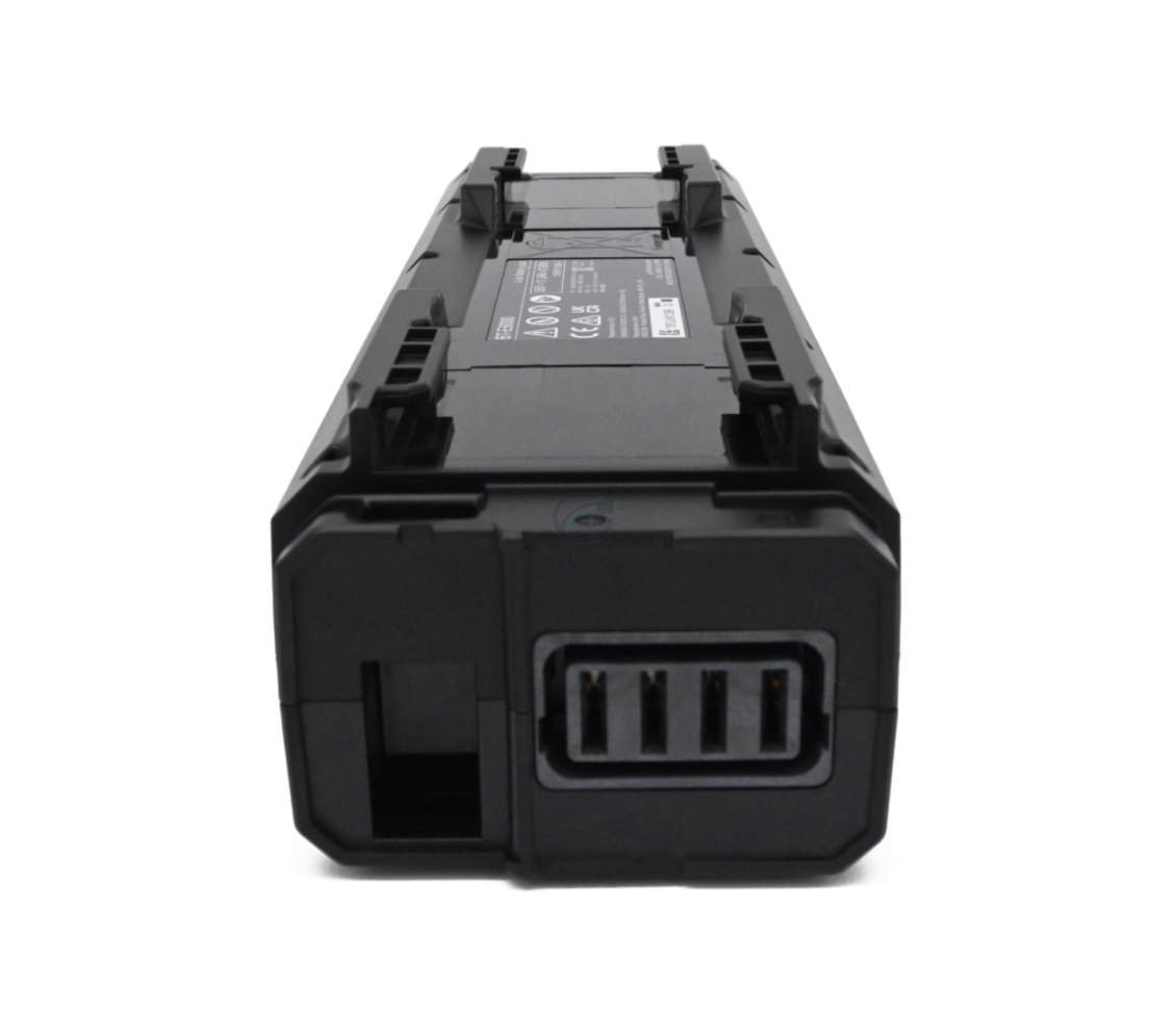 Vista frontale della batteria per bicicletta Shimano Steps BT-E6000 capovolta. Il collegamento alla bicicletta e l'etichetta sulla parte inferiore della batteria sono visibili.