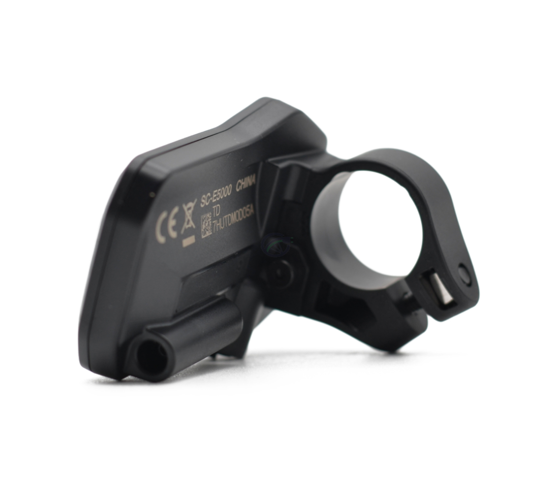 Vista a tre quarti della parte posteriore del ciclocomputer Shimano Steps display SC-E5000. Il sistema di fissaggio è ben visibile.