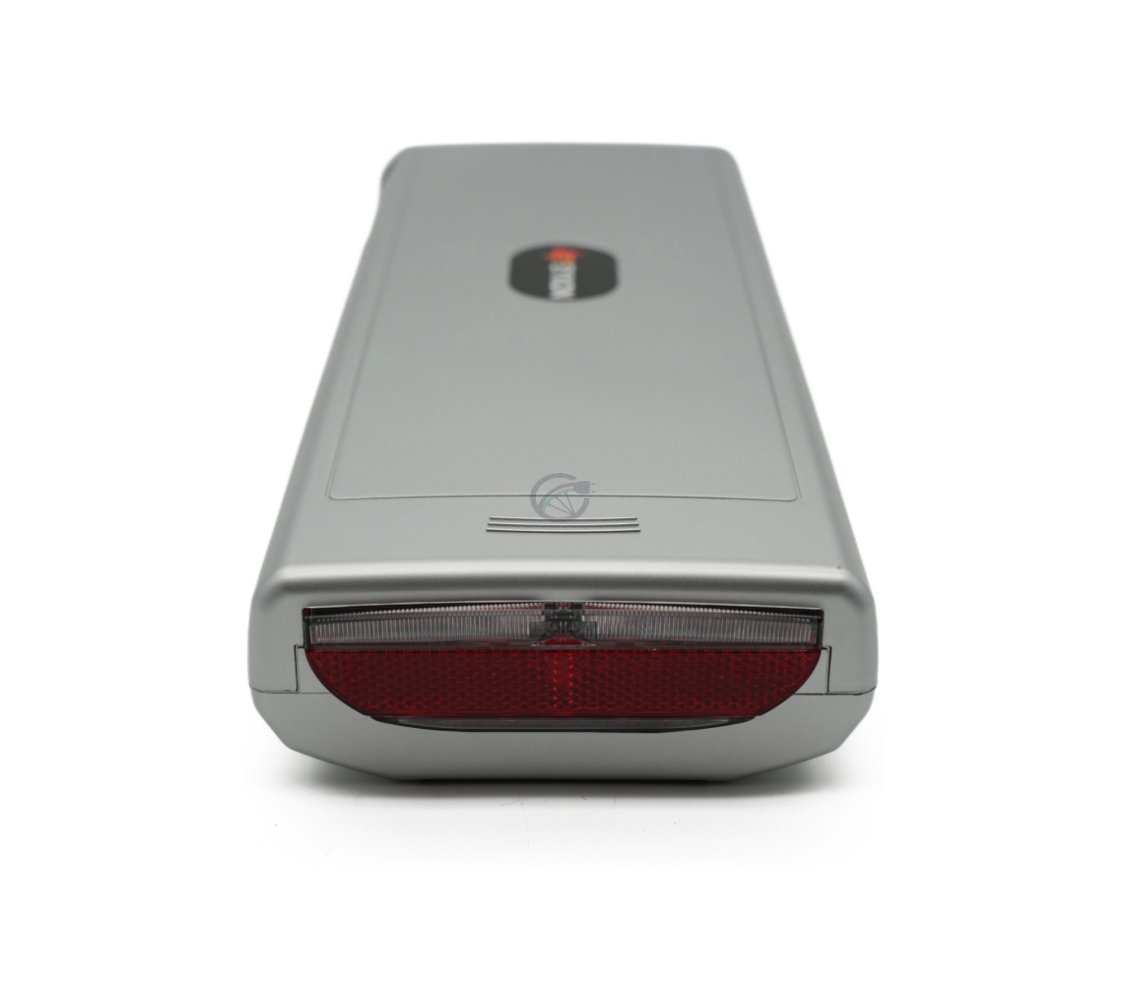 Vista posteriore dal fanale posteriore della batteria per bicicletta compatibile Sparta E-500 36V 13Ah prodotta da EYXON da un angolo più alto.