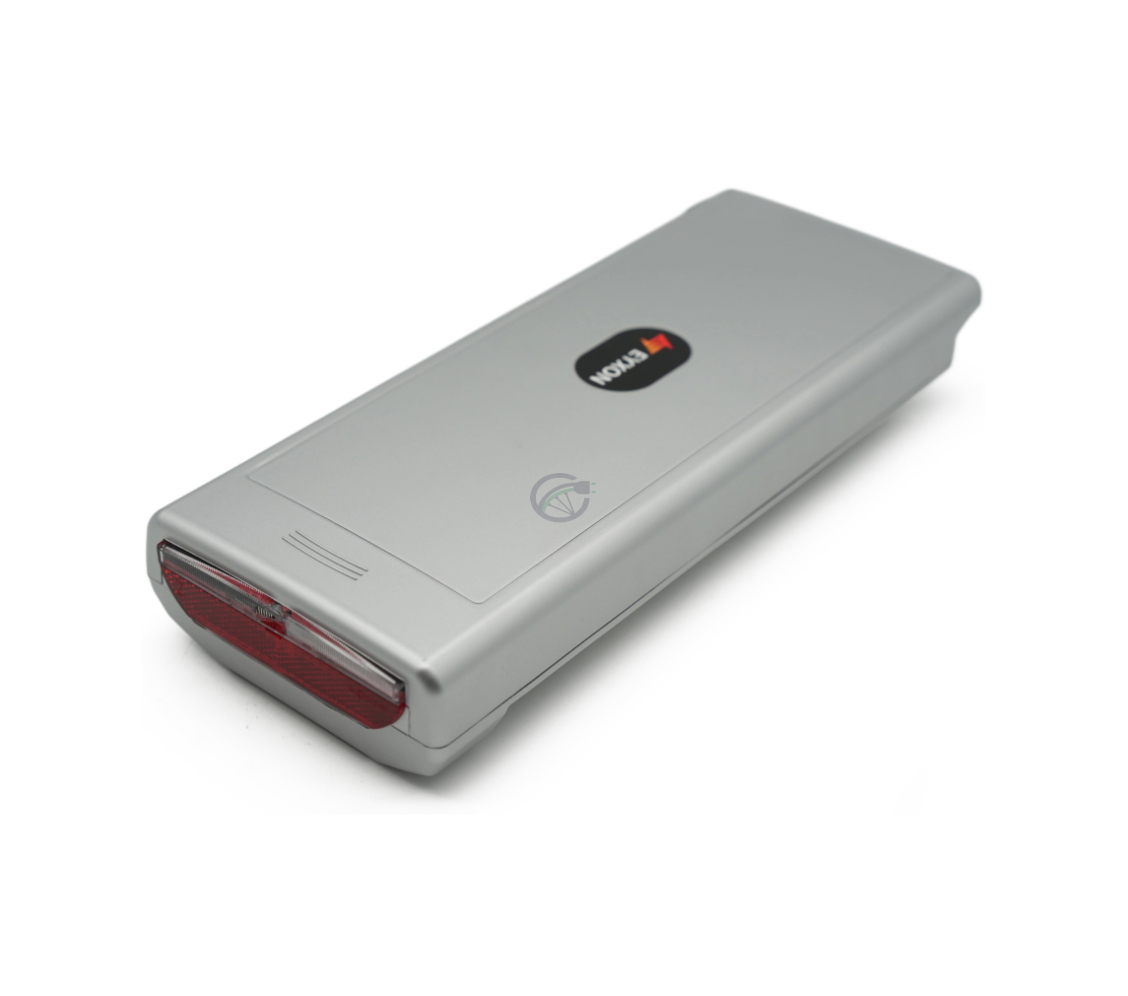 Vista a tre quarti dalla parte posteriore della batteria per bicicletta compatibile Sparta E-500 36V 13Ah prodotta da EYXON da un angolo alto.