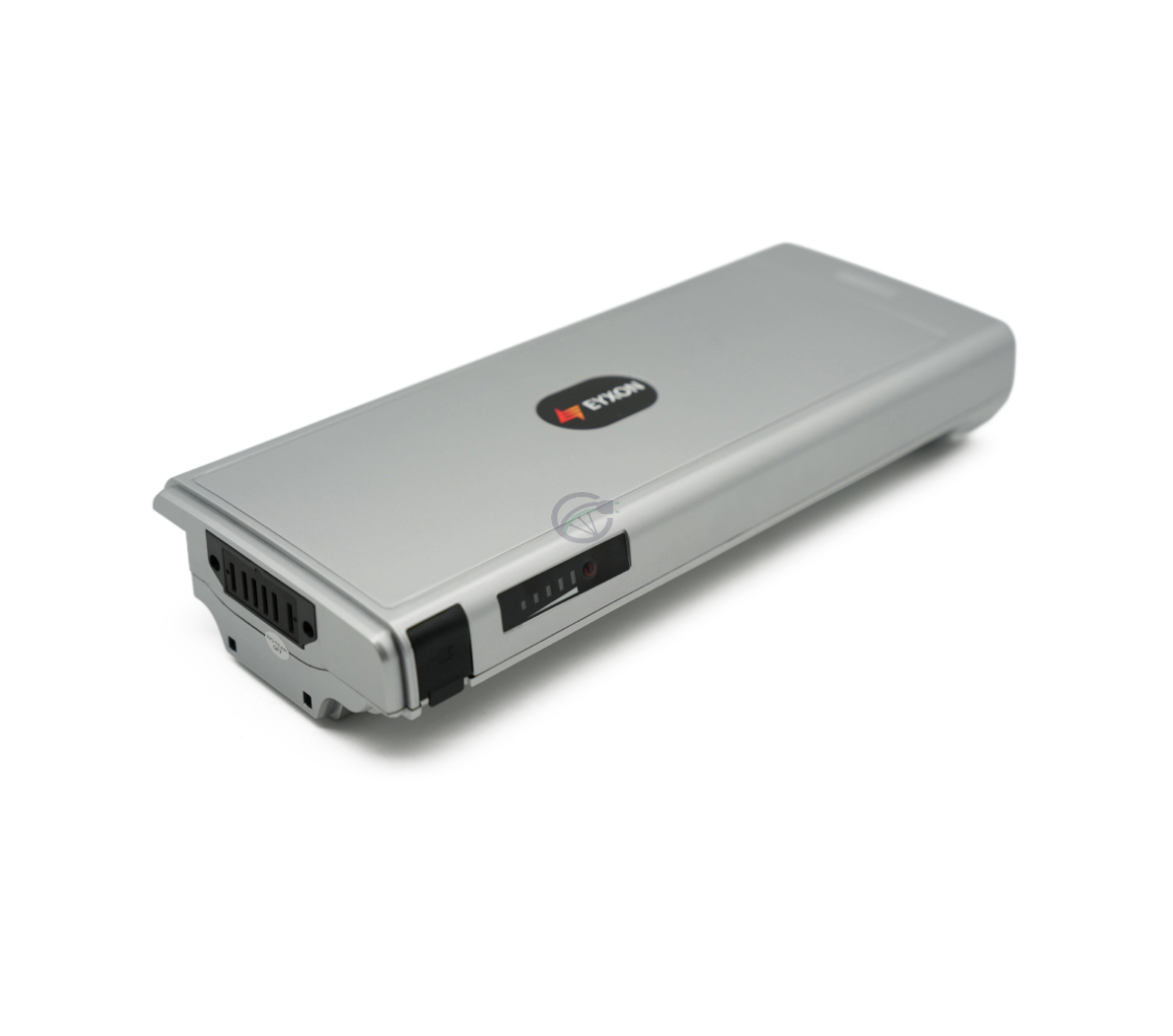 Vista a tre quarti dalla parte anteriore della batteria per bicicletta compatibile Sparta E-500 36V 13Ah prodotta da EYXON. La porta di ricarica, il collegamento alla bicicletta e l'indicatore della batteria sono visibili.