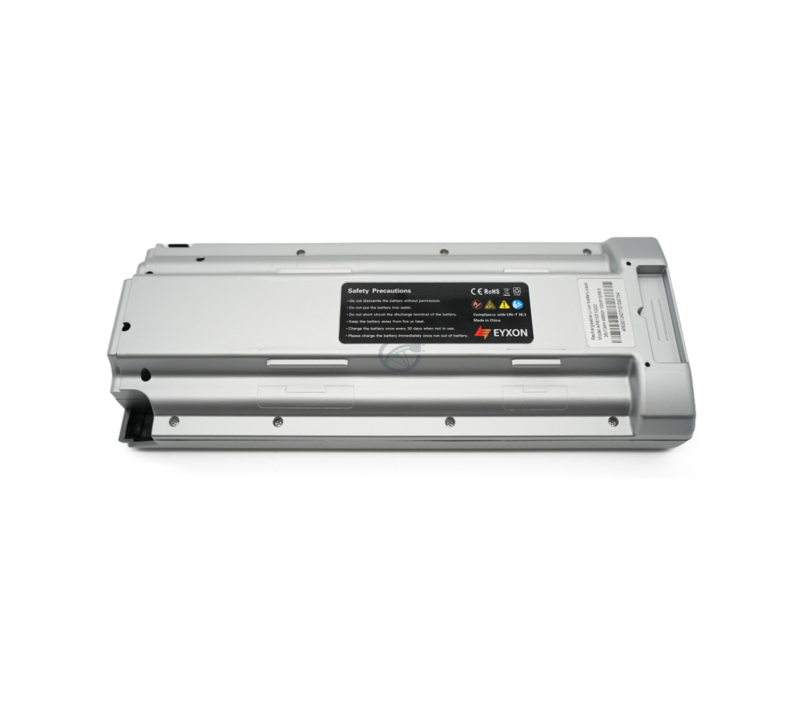 Vista dal basso della batteria per bicicletta compatibile Sparta E-500 36V 13Ah prodotta da EYXON. L'etichetta sulla parte inferiore della batteria è visibile.